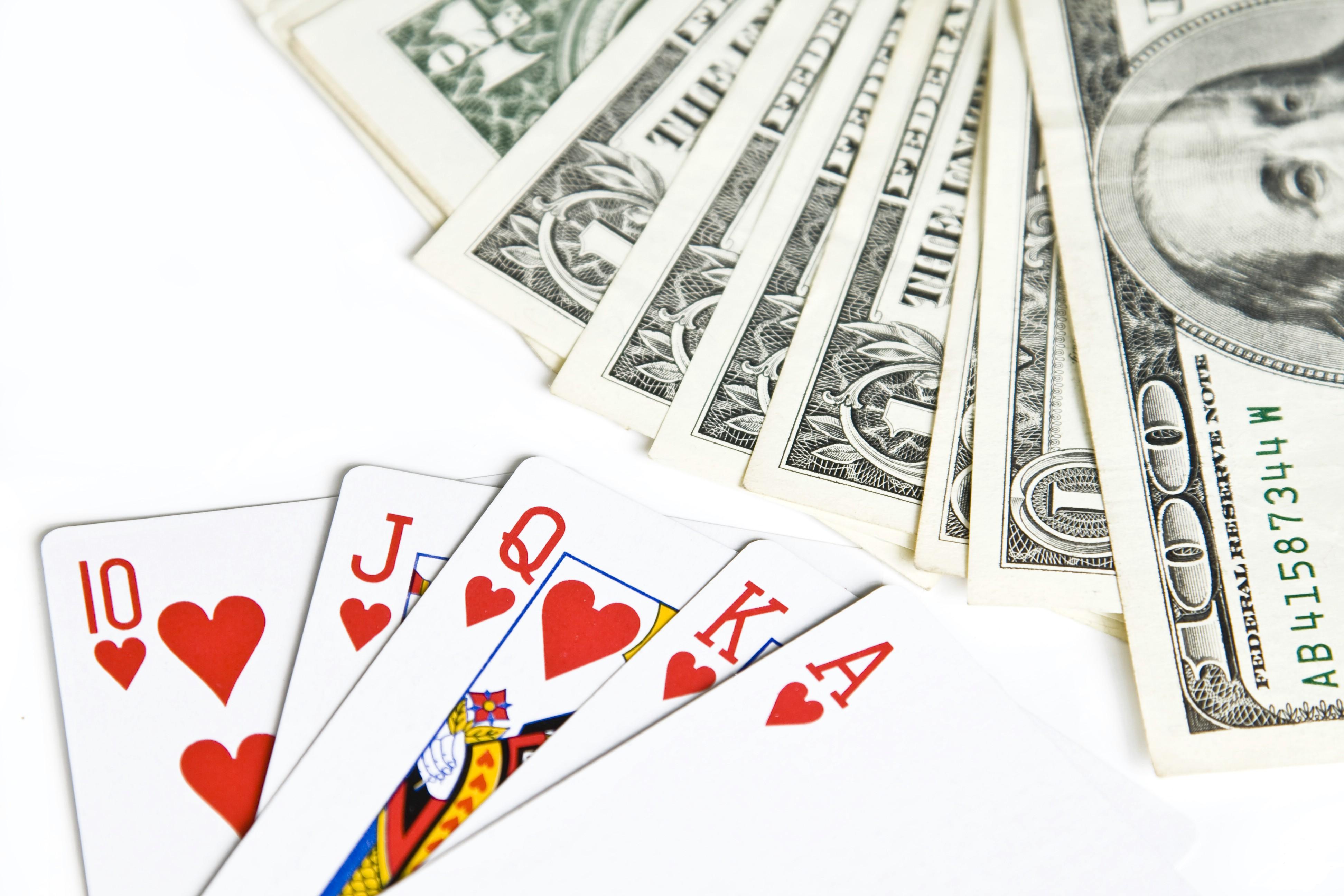 Играть в карты на деньги без первоначального. Деньги на игральной карте. Деньги на карте. Обои карта. Покер на деньги.